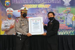 LEMKAPI Berikan Penghargaan “Presisi Award” Kepada Dirlantas Polda Jatim