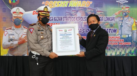 LEMKAPI Berikan Penghargaan “Presisi Award” Kepada Dirlantas Polda Jatim