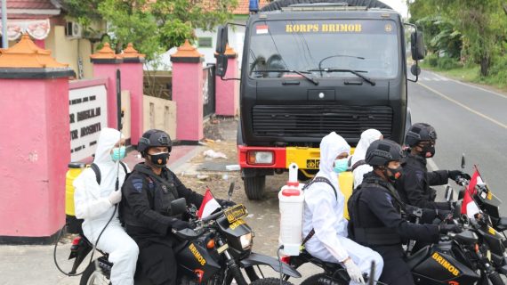 Brimob Polda Jatim, Bagikan Masker dan Sembako, Serta Melakukan Penyemprotan Disinfektan di Kecamatan Arosbaya