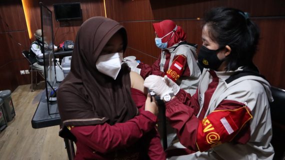 Dukung Program Presiden Jokowi 1 Juta Vaksinasi 1 Hari, Polres Lumajang Gelar Vaksinasi Covid-19 Secara Massal
