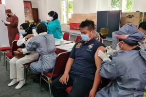 Sambut HUT Bhayangkara Ke-75, Masyarakat Antusias Pelaksanaan Vaksinasi Masal di Polrestabes Surabaya