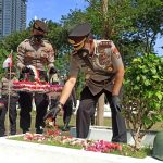 Momentum Hari Bhayangkara ke-75, Kapolda Jatim Ziarah ke TMP 10 November Surabaya