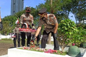 Momentum Hari Bhayangkara ke-75, Kapolda Jatim Ziarah ke TMP 10 November Surabaya