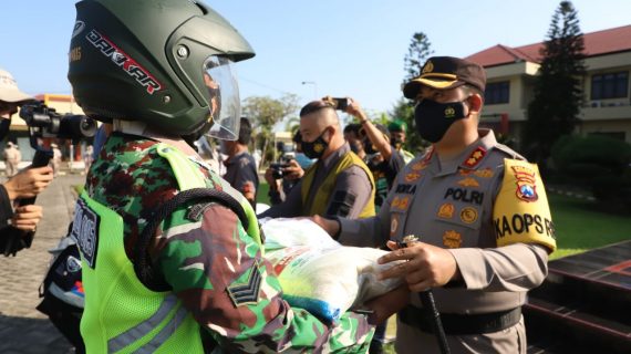 Seribu Keluarga Terdampak Pandemi COVID-19 di Mojokerto Digelontor Beras dan Masker