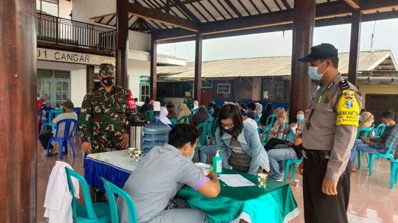 BHABINKAMTIBMAS POLSEK BUMIAJI PANTAU PELAKSANAAN VAKSINASI KPD LANSIA