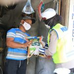 Berikan Masker dan Sembako di Bangkalan Sembari Berikan Edukasi 5M