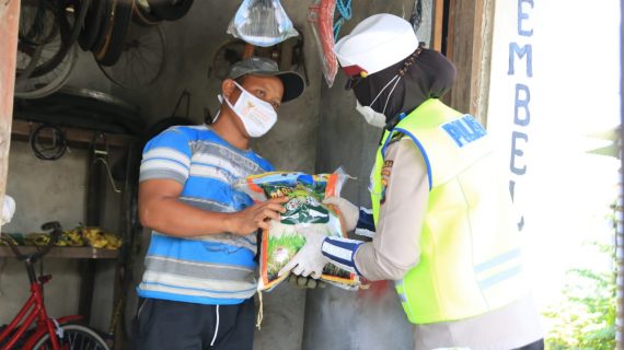 Berikan Masker dan Sembako di Bangkalan Sembari Berikan Edukasi 5M