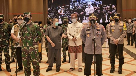 Tinjau Vaksinasi Massal di Bandung, Panglima TNI dan Kapolri Minta Warga Tetap Disiplin Prokes