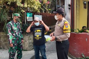 Sambang Warga Masyarakat , Bhabinkamtibmas Desa Pesanggrahan Batu Sampaikan Pesan Kamtibmas dan bagikan masker