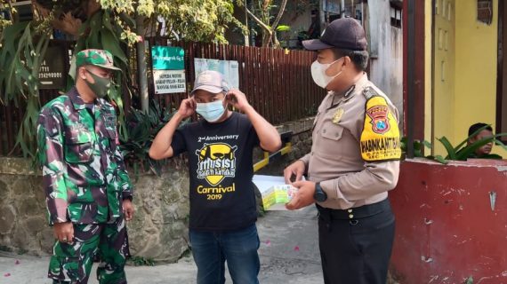 Sambang Warga Masyarakat , Bhabinkamtibmas Desa Pesanggrahan Batu Sampaikan Pesan Kamtibmas dan bagikan masker