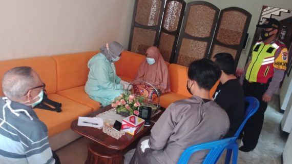 BHABINKAMTIBMAS POLSEK BATU LAKSANAKAN TRACER KEPADA KELUARGA MASYARAKAT YG POSITIF COVID 19
