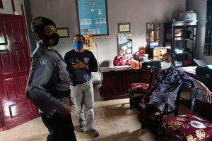 BHABINKAMTIBMAS POLSEK NGANTANG LAKSANAKAN TRACER KEPADA KELUARGA MASYARAKAT YG POSITIF COVID 19