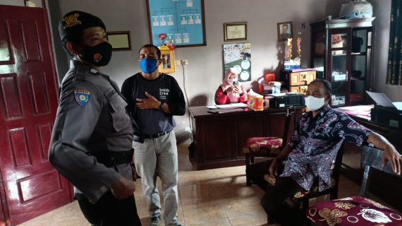 BHABINKAMTIBMAS POLSEK NGANTANG LAKSANAKAN TRACER KEPADA KELUARGA MASYARAKAT YG POSITIF COVID 19
