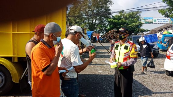 Sambang Warga Masyarakat , Bhabinkamtibmas Kel Temas Sampaikan Pesan Kamtibmas dan bagikan masker