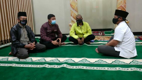 Anggota Bhabinkamtibmas Desa Sumbrejo , Silaturahmi Sambang Tokoh Masyarakat Dan berikan himbauan 5M