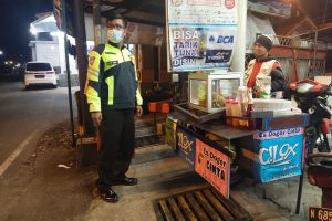 Anggota Bhabinkamtibmas Desa Oro oro ombo , Silaturahmi Sambang Tokoh Masyarakat Dan berikan himbauan 5M