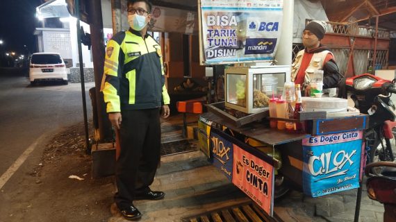 Anggota Bhabinkamtibmas Desa Oro oro ombo , Silaturahmi Sambang Tokoh Masyarakat Dan berikan himbauan 5M