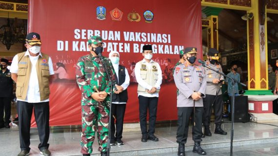Kapolri dan Panglima TNI Melakukan Pengecekan Vaksinasi Massal Covid-19 Untuk Tekan Angka Penyebaran Virus Corona di Bangkalan