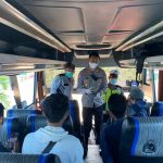 Kolaborasi Gabungan di Terminal Bangkalan, Petugas Lakukan Razia Surat Bebas Covid-19 Bagi Penumpang Bus AKAP
