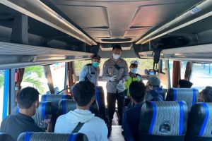 Kolaborasi Gabungan di Terminal Bangkalan, Petugas Lakukan Razia Surat Bebas Covid-19 Bagi Penumpang Bus AKAP