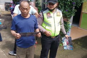 Sambang Kelompok masyarakat , Anggota Bhabinkamtibmas Desa Banturejo Ngantang bagikan stiker dan masker