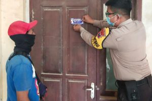 Selain Bagikan masker Gratis dan pasang stiker, Bripka Eko harianto Bhabinkamtibmas Desa Oro oro ombo ajak warga ikut vaksinasi