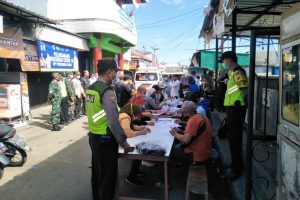 POLSEK PUJON LAKSANAKAN PENGAMANAN VAKSINASI MASSAL DI KAWASAN PASAR