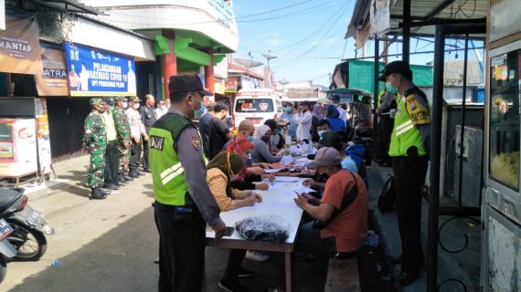 POLSEK PUJON LAKSANAKAN PENGAMANAN VAKSINASI MASSAL DI KAWASAN PASAR