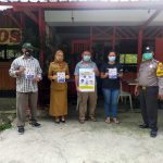 Sambang Kelompok penjual jagung, Anggota Bhabinkamtibmas Kel Songgokerto bagikan stiker dan masker