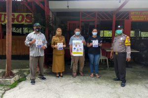 Sambang Kelompok penjual jagung, Anggota Bhabinkamtibmas Kel Songgokerto bagikan stiker dan masker