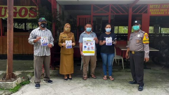 Sambang Kelompok penjual jagung, Anggota Bhabinkamtibmas Kel Songgokerto bagikan stiker dan masker