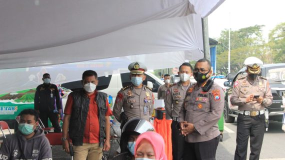 Kapolrestabes Surabaya Pantau Penyekatan Di Dua Sisi Suramadu