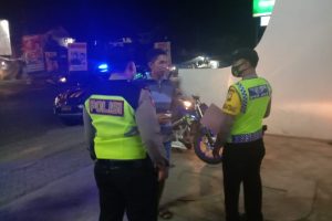 Anggota Polsek Ngantang himbau warga memakai masker dan Patroli di obyek vital