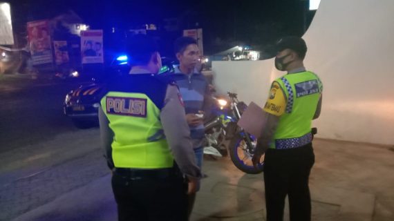 Anggota Polsek Ngantang himbau warga memakai masker dan Patroli di obyek vital