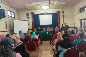 BHABINKAMTIBMAS AJAK WARGA  IKUT VAKSINASI DALAM ACARA SOSIALISASI VAKSINASI MASAL