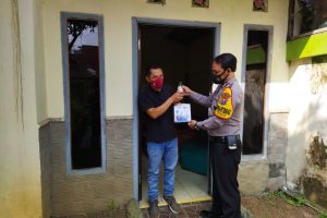 Sambang Warga Masyarakat , Bhabinkamtibmas Kel Ngaglik Sampaikan Pesan Kamtibmas dan bagikan brosur dan sarana kontak