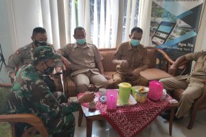 Bersama Gugus Covid, Bhabinkamtibmas Desa Gunungsari koordinasai tentang perkuatan PPKM Mikro