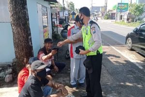 POLSEK PUJON TEKAN PENYEBARAN COVID , BAGIKAN MASKER DI WILAYAH DESA PUJON LOR