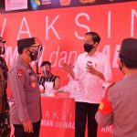 Presiden Jokowi Tinjau Vaksinasi Massal Jelang HUT Bhayangkara ke-75