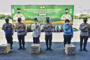 Kapolda Jatim Lepas Distribusi Daging Qurban Door to Door untuk Masyarakat Terdampak Covid-19