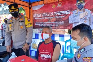 Kapolres Pamekasan Pantau Giat vaksin presisi mobile Di Pasar Tradisional