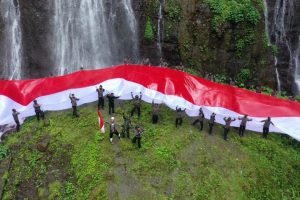 Hari Bhayangkara ke 75, Polres Lumajang Kibarkan Bendera Merah Putih Raksasa