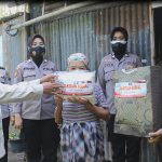 Bagi Bagi Sembako Kepada Warga, Polwan Polres Bangkalan Terus Berbagi di Tengah Pandemi