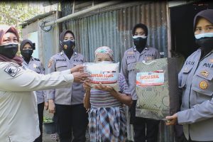 Bagi Bagi Sembako Kepada Warga, Polwan Polres Bangkalan Terus Berbagi di Tengah Pandemi