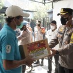 ASN Polres Bangkalan Peduli, Bagi Bagi Sembako Door to Door Kepada Warga Terdampak Covid-19