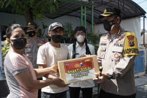 Mudahkan Warga, Polresta Sidoarjo Gelar Vaksinasi Covid-19 Door to Door