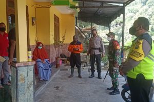 WARGA DESA SUKOMULYO PUJON POSITIF, BHABINKAMTIBMAS DAN BHABINSA LANSUNG TERJUN LAKSANAKAN TRACING