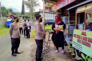 POLRES BATU DISTRIBUSIKAN BANSOS SECARA SERENTAK DI 6 WILAYAH KECAMATAN