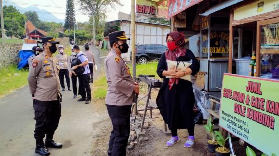 POLRES BATU DISTRIBUSIKAN BANSOS SECARA SERENTAK DI 6 WILAYAH KECAMATAN