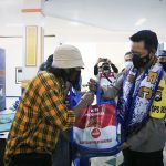 Kapolres Malang Salurkan Sembako ke Aremania di Stadion Kanjuruhan